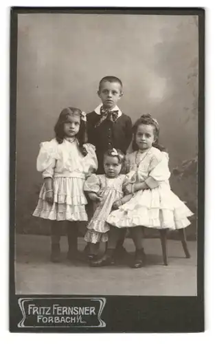 Fotografie Fritz Fernsner, Forbach i /L., Schlossbergstrasse 6, Portrait drei Kinder und Kleinkind in hübscher Kleidung