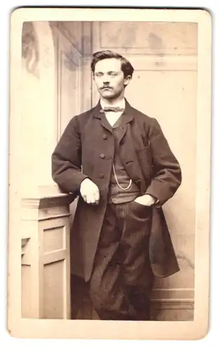 Fotografie M. Keller, Augsburg, Portrait junger Herr in zeitgenössischer Kleidung