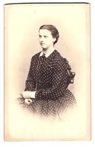 Fotografie Gustav Reiger, Augsburg, Spenglergasse 94, Portrait junge Dame im gepunkteten Kleid