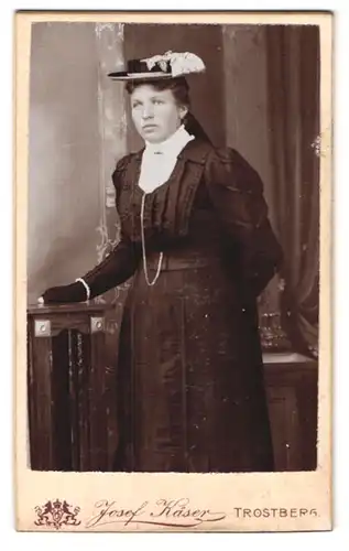 Fotografie Josef Käser, Trostberg, Marktstrasse 35, Portrait junge Dame im Kleid mit Hut