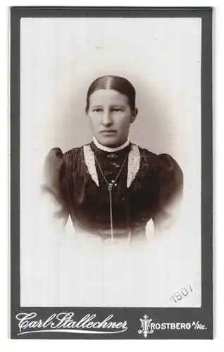 Fotografie Carl Stallechner, Trostberg a /Alz, Portrait junge Dame mit zurückgebundenem Haar