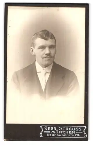 Fotografie Gebr. Strauss, München, Neuhauserstrasse 20, Portrait eleganter Herr mit Oberlippenbart