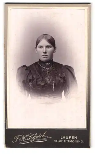 Fotografie F. X. Schröck, Laufen a. d. Salzach, Bezirksamtsgasse, Portrait junge Dame im Kleid mit Kreuzkette