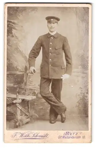 Fotografie F. Wilh. Schmidt, Metz, St. Medardenstrasse 10, Portrait Soldat in Uniform mit Schirmmütze