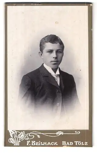 Fotografie Franz Beilhack, Bad Tölz, Portrait junger Herr im Anzug mit Krawatte