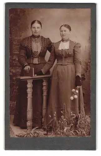 Fotografie unbekannter Fotograf und Ort, Portrait zwei hübsch gekleidete Damen mit Buch