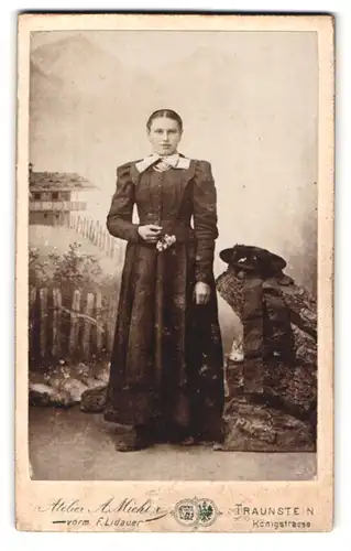 Fotografie Anton Miehler, Traunstein, Königstrasse, Portrait junge Dame in modischer Kleidung