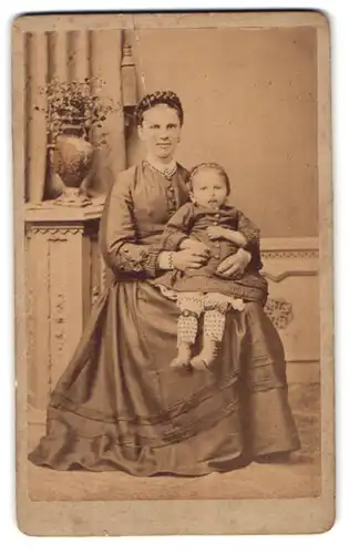 Fotografie Josef Heine, Georgswalde, Portrait bürgerliche Dame mit kleinem Mädchen auf dem Schoss