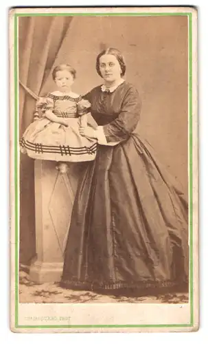 Fotografie Cles Jacquard, Sedan, Portrait bürgerliche Dame mit kleinem Mädchen im Arm
