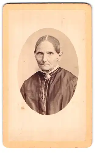 Fotografie Friedrich Hartmann, Gera, Sorge 13, Portrait ältere Dame mit Kragenbrosche