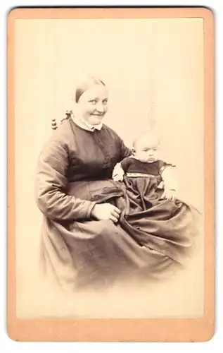 Fotografie unbekannter Fotograf und Ort, Portrait bürgerliche Dame mit Baby auf dem Schoss