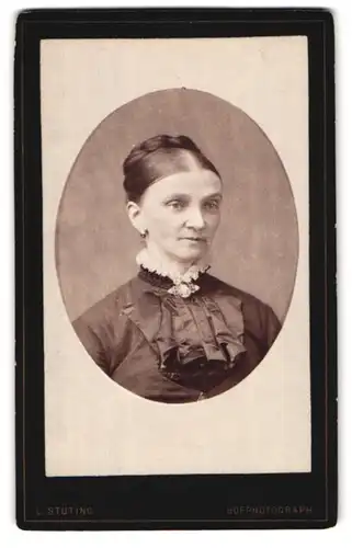 Fotografie L. Stüting, Barmen, Bahnhofstrasse 6, Portrait bürgerliche Dame mit Kragenbrosche