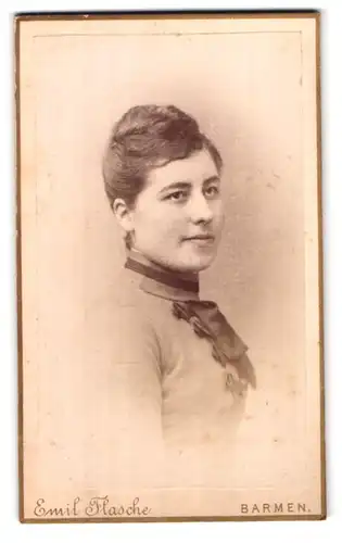 Fotografie Emil Flasche, Barmen, Portrait junge Dame mit hochgestecktem Haar