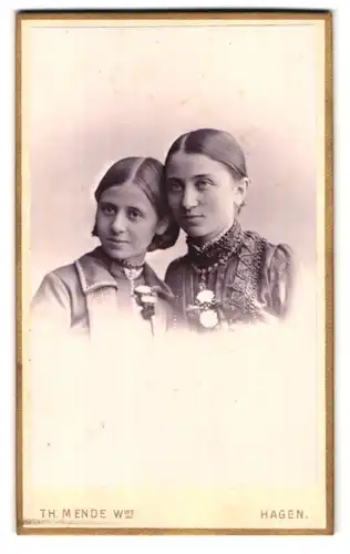 Fotografie Th. Mende Witwe, Hagen, Elberfelderstrasse 82, Portrait zwei junge Damen in modischer Kleidung