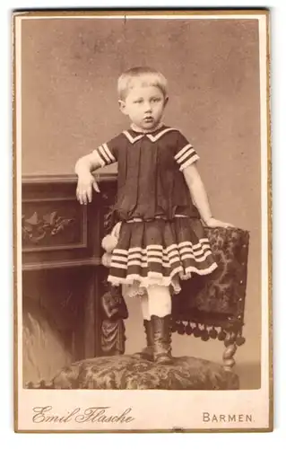 Fotografie Emil Flasche, Barmen, Heckinghauser-Strasse 25, Portrait kleines Mädchen im modischen Kleid