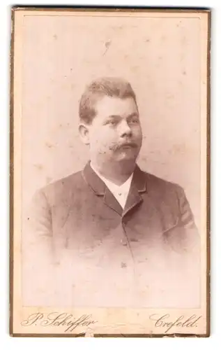 Fotografie P. Schiffer, Crefeld, Neue Linnerstrasse 74, Portrait modisch gekleideter Herr mit Oberlippenbart