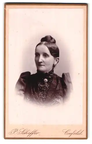 Fotografie P. Schiffer, Crefeld, Neue LInnerstrasse 74, Portrait bürgerliche Dame mit Hochsteckfrisur