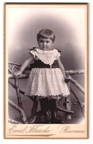 Fotografie Emil Flasche, Barmen, Heckinghauser-Strasse 25, Portrait kleines Mädchen im hübschen Kleid