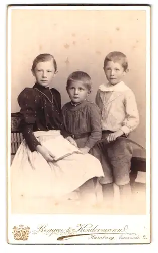 Fotografie Benque & Kindermann, Hamburg, Esplanade, Portrait drei Kinder in hübscher Kleidung mit Buch