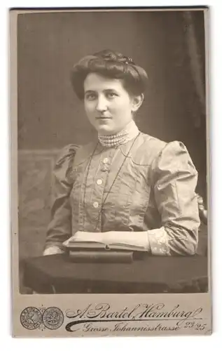 Fotografie A. Bartel, Hamburg, Gosse Johannisstrasse 23-25, Portrait modisch gekleidete Dame mit Büchern