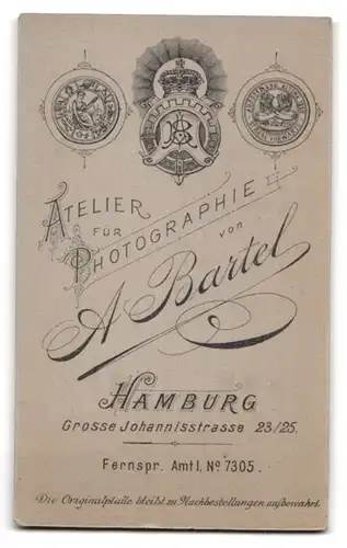 Fotografie A. Bartel, Hamburg, Gosse Johannisstrasse 23-25, Portrait modisch gekleidete Dame mit Büchern