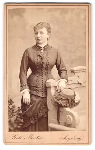 Fotografie Gebr. Martin, Augsburg, Bahnhofstrasse, Portrait hübsch gekleidete Dame mit Halskette