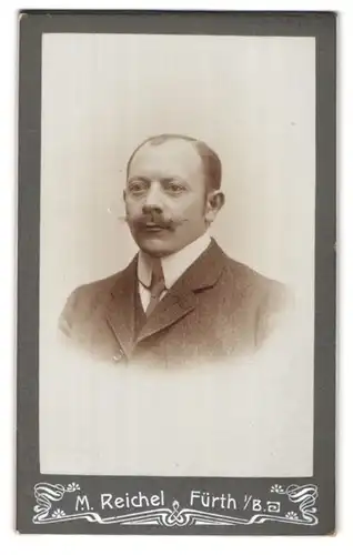 Fotografie M. Reichel, Fürth i /B., Portrait eleganter Herr mit Oberlippenbart