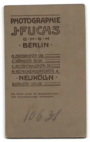 Fotografie J. Fuchs G. m. b. H., Berlin-N, Friedrichstrasse 138, Portrait hübsch gekleidetes Kind mit Herzkette