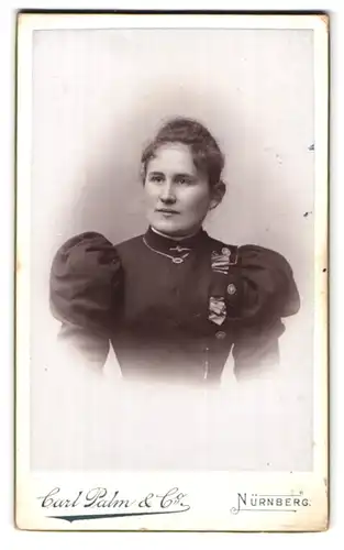 Fotografie Carl Palm & Co., Nürnberg, Fürtherstrasse 5, Portrait junge Dame im Kleid mit Halskette