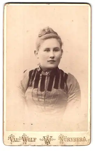 Fotografie Valentin Wolf, Nürnberg, Breitegasse 97, Portrait junge Dame mit hochgestecktem Haar