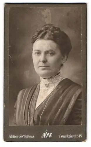 Fotografie Atelier des Westens, Berlin, Tauentzienstrasse 18, Portrait modisch gekleidete Dame