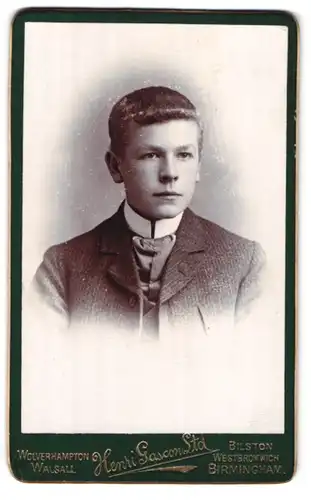 Fotografie Henri Gascon Ltd., Birmingham, Portrait junger Mann im Anzug mit Krawatte