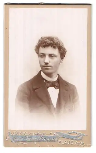 Fotografie Atelier Franz Kummer, Plaue i /Thür., Portrait junger Mann im Anzug mit Fliege