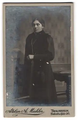 Fotografie A. Miehler, Traunstein, Bahnhofstrasse 20, Portrait junge Dame in eleganter Kleidung