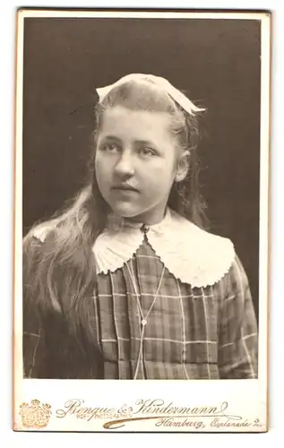 Fotografie Benque & Kindermann, Hamburg, Esplanade 2, Portrait bildschönes Mädchen mit Haarschleife im karierten Kleid