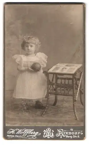 Fotografie H. Wolffberg, Berlin-Rixdorf, Berstr. 9, Portrait blondes süsses Mädchen mit lockigem Haar & Ball in der Hand