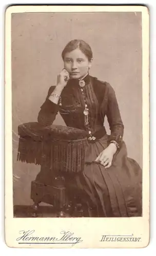 Fotografie Hermann Ilberg, Heiligenstadt, Portrait eines elegant gekleideten Fräuleins mit Brosche am Kleiderkragen
