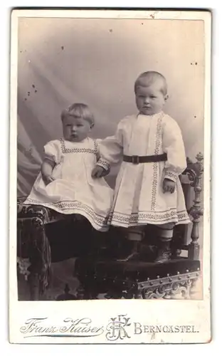 Fotografie Franz Kaiser, Berncastel, Portrait süsses blondes Kinderpaar in bildhübscher Kleidung