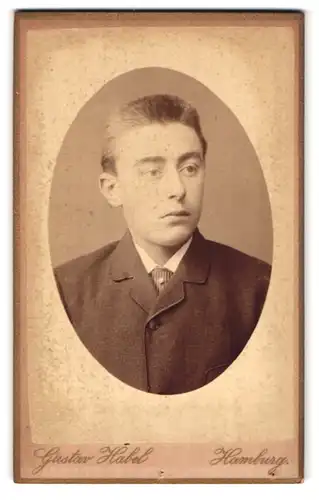 Fotografie Gustav Habel, Hamburg, Poolstr. 18, Portrait charmanter junger Mann im eleganten Jackett