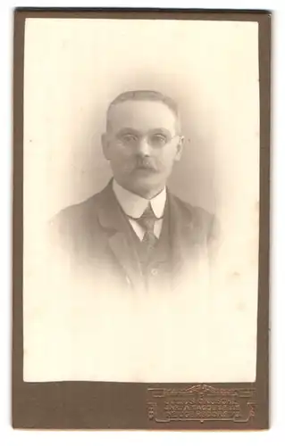 Fotografie Julius Grusche, Neugersdorf i. S., Portrait stattlicher Herr mit Brille und Schnurrbart im Jackett