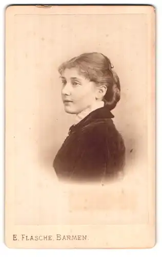 Fotografie E. Flasche, Barmen, Heckinghauserstr. 25, Portrait bildschönes Fräulein mit gerüschtem Blusenkragen