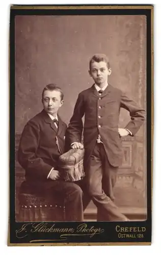 Fotografie J. Glückmann, Crefeld, Ostwall 128, Portrait zwei niedliche Buben in eleganten Anzügen