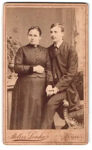 Fotografie Oswald Lonke, Meissen a. E., Turnplatz, Portrait eines elegant gekleideten junge Paares