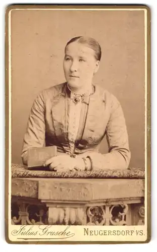 Fotografie Julius Grusche, Neugersdorf i. S., Portrait elegant gekleidete junge Frau an einem Geländer lehnend