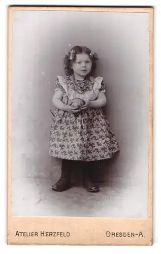 Fotografie Atelier Herzfeld, Dresden-A., Altmarkt, Portrait kleines lächelndes Mädchen hält Ball in den Händen