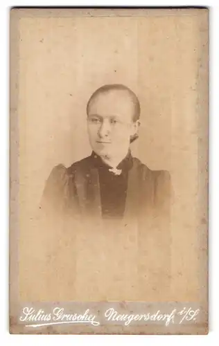 Fotografie Julius Grusche, Neugersdorf i. S., Portrait elegant gekleidete Frau mit zurückgebundenem Haar