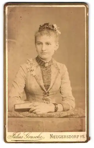 Fotografie Julius Grusche, Neugersdorf i. S., Portrait bildschönes Fräulein mit Blume im Haar