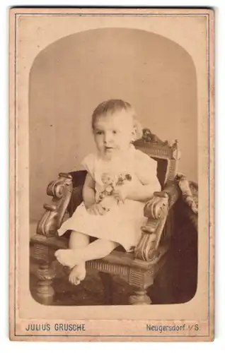 Fotografie Julius Grusche, Neugersdorf i. S., Portrait süsses blondes Mädchen mit Blümchen in der Hand