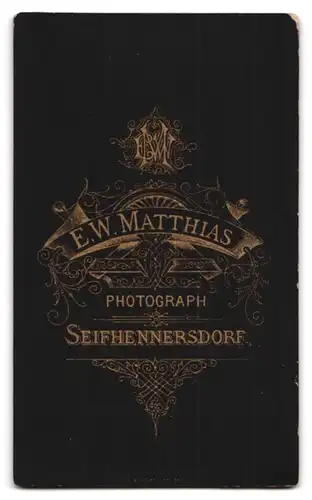 Fotografie E. W. Matthias, Seifhennersdorf, Portrait eines elegant gekleideten jungen Paares