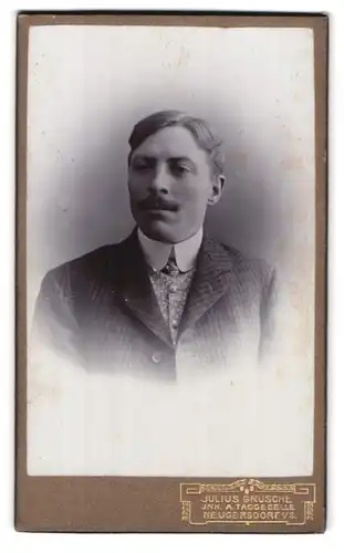 Fotografie Julius Grusche, Neugersdorf i. S., Portrait stattlicher Herr mit Schnurrbart